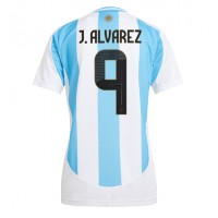 Camisa de Futebol Argentina Julian Alvarez #9 Equipamento Principal Mulheres Copa America 2024 Manga Curta